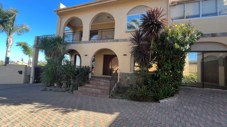 5 Bedroom Property for Sale in Wavecrest Eastern Cape